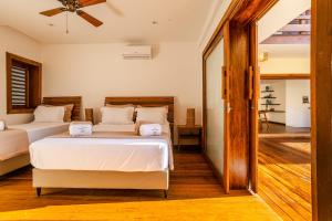 una camera da letto con due letti in una stanza di Villa Swabrina e Villa Shamsa - Grupo Messina a Jericoacoara