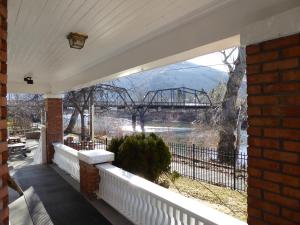 Balcony o terrace sa Goldsmith's River Front Inn