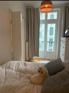 En eller flere senge i et værelse på Compact one-bedroom apartment in Taka-Töölö