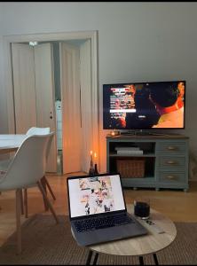 Et tv og/eller underholdning på Compact one-bedroom apartment in Taka-Töölö