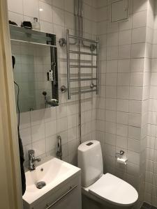Et badeværelse på Compact one-bedroom apartment in Taka-Töölö