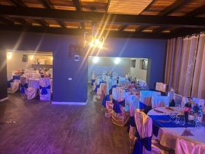 グラ・フモルルイにあるLa Ancuța-n Bucovinaの青いテーブルサーチャー付きのテーブルと椅子が並ぶ部屋