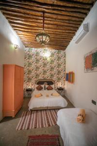 Postel nebo postele na pokoji v ubytování Riad bab merzouga