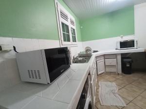 Kuchyň nebo kuchyňský kout v ubytování F3 au calme vue sur mer 2 chambres Balcon Terrasse
