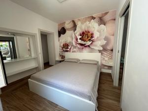 A bed or beds in a room at Casa Sole Mare