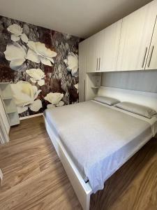 A bed or beds in a room at Casa Sole Mare