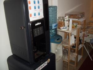 a microwave oven sitting on top of a refrigerator at Hotel Gronda Lagunare in Tessera