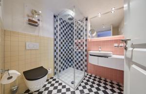Koupelna v ubytování Bernstein Hotel "50`s Seaside Motel" + 34 fotografií