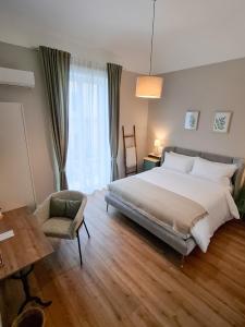 Un dormitorio con una cama grande y una silla en MAGGESE Dimora di Charme, en Palermo
