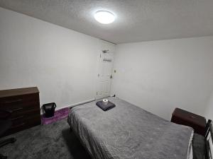 En eller flere senge i et værelse på Larches Homestay