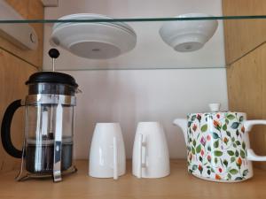 a kitchen counter with a coffee maker and a tea pot at Tischfussball Quartier Köln-Niehl in Cologne