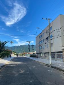 an empty street in front of a building at Apartamento a 50m da praia in Praia Grande