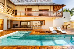 una piscina nel mezzo di una casa di Villa Swabrina e Villa Shamsa - Grupo Messina a Jericoacoara