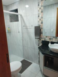 een badkamer met douche, toilet en wastafel bij Chalé Bem-Estar in Massaranduba