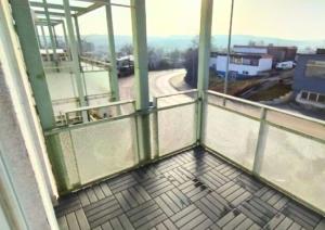 balcone di un edificio con vista su una strada di Rooftop Apartments - Doppelzimmer Deluxe in Gemeinschaftsunterkunft Weinberg R3 a Ulma
