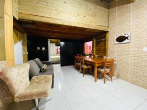 una sala de estar con un sofá y una mesa en Apartamento com vista panorâmica em Bombas, en Bombinhas