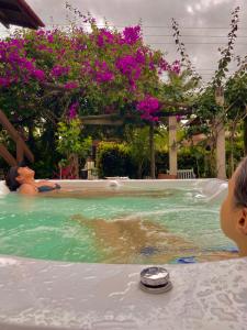 Un niño en un jacuzzi en una piscina en Apartamento com vista panorâmica em Bombas, en Bombinhas