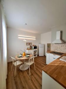 Una cocina y un comedor con mesa y sillas. en MAGGESE Dimora di Charme, en Palermo 24 fotos más