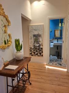 Una sala de estar con una mesa y un espejo. en MAGGESE Dimora di Charme, en Palermo