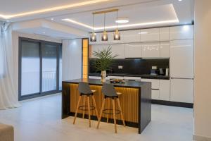una cucina con bancone e sgabelli in bianco e nero di Luxurious Condo in Tangier a Tangeri