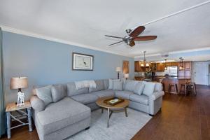 una sala de estar con un sofá y una mesa en Pelican Watch #502 by Sun Palace Vacations, en Fort Myers Beach