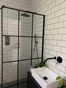 Koupelna v ubytování Bright White Studio Flat & easy access to London