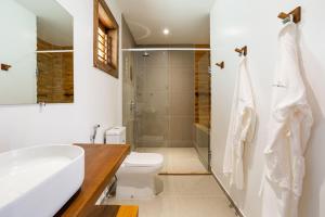 un bagno con lavandino, wc e doccia di Villa Swabrina e Villa Shamsa - Grupo Messina a Jericoacoara Altre 32 foto