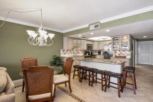 Η κουζίνα ή μικρή κουζίνα στο Pelican Watch #603 by Sun Palace Vacations +13 φωτογραφίες