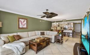 Μια τηλεόραση ή/και κέντρο ψυχαγωγίας στο Pelican Watch #603 by Sun Palace Vacations