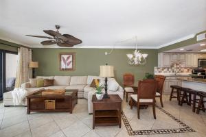 Χώρος καθιστικού στο Pelican Watch #603 by Sun Palace Vacations