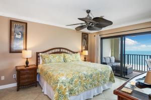 Ένα ή περισσότερα κρεβάτια σε δωμάτιο στο Pelican Watch #603 by Sun Palace Vacations