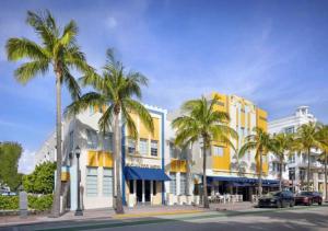 una calle con palmeras frente a los edificios en South of Fifth Family & Pet-Friendly Retreat Across from Best Beach in Miami, en Miami Beach