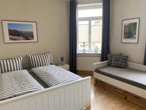 un dormitorio con una cama y una ventana en Apartmenthaus Zentral Bad Schandau, en Bad Schandau