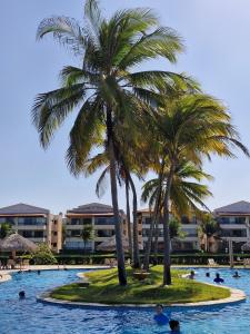 Kolam renang di atau dekat dengan Aquaville Resort 3 suítes com ar condicionado Perto do Beach Park