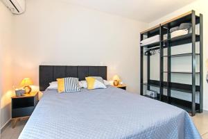 a bedroom with a large bed and a black shelf at Apartamento aconchegante com 1 vaga - Próx CGH, Consulado, Transamérica, Autódromo, Vibra in Sao Paulo +29 photos