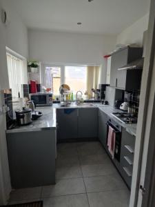 una cocina con fregadero y estufa en En-Suite Double Room in Haughton Green Denton M34, en Haughton Green