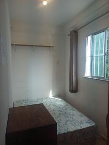 サルバドールにあるQuarto Porto da Barra da Tinaのベッドと窓のある寝室