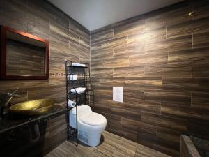 a bathroom with a toilet and a sink at Holiday House - 3 Bedroom 3 Bathroom in Baños