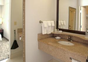 Ένα μπάνιο στο SpringHill Suites Houston Pearland