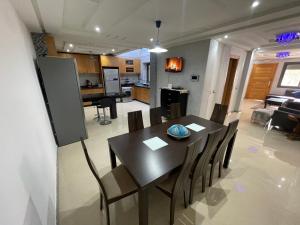 ein Esszimmer und eine Küche mit Tisch und Stühlen in der Unterkunft Résidence villa in Agadir