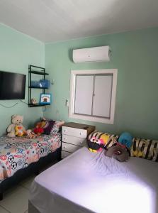 a bedroom with two beds and a window at Casa mobiliada para Cop 30 in Ananindeua