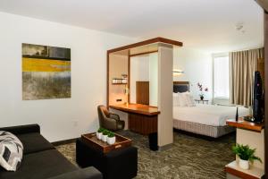 Postel nebo postele na pokoji v ubytování SpringHill Suites Houston NASA/Seabrook