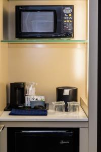 Kuchyň nebo kuchyňský kout v ubytování SpringHill Suites Houston NASA/Seabrook