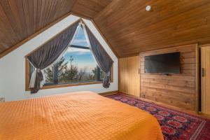 Televiisor ja/või meelelahutuskeskus majutusasutuses Uludağ Tatil Evleri & Villa Seyir