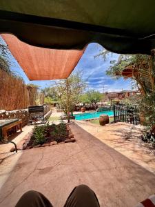 vista sulla piscina da sotto il patio di Cabañas San Pedro de Atacama a San Pedro de Atacama