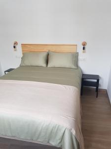 Valle de AbdalagísにあるCasa Rosa 2の大きな白いベッドと2つのランプのある寝室