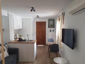 Valle de AbdalagísにあるCasa Rosa 2のキッチン、リビングルームが備わる小さなアパートメントです。