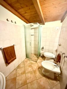 a bathroom with a shower and a toilet and a sink at splendido open space in Villa Veronica Porto Istana in Porto Istana +12 photos