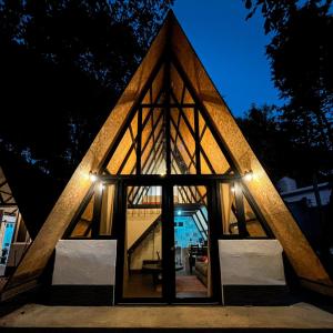 Santa Lucía Milpas AltasCabañas 50的一座带大窗户的三角形建筑