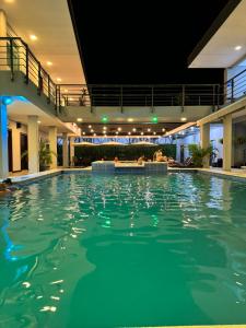 Bazén v ubytování Hotel Cayuga nebo v jeho okolí